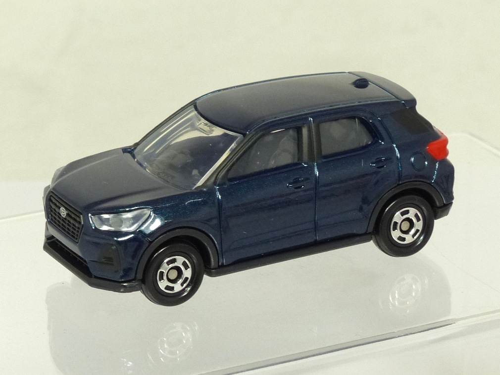 tomica-036-daihatsu-rocky-metallic-blue-2020-1