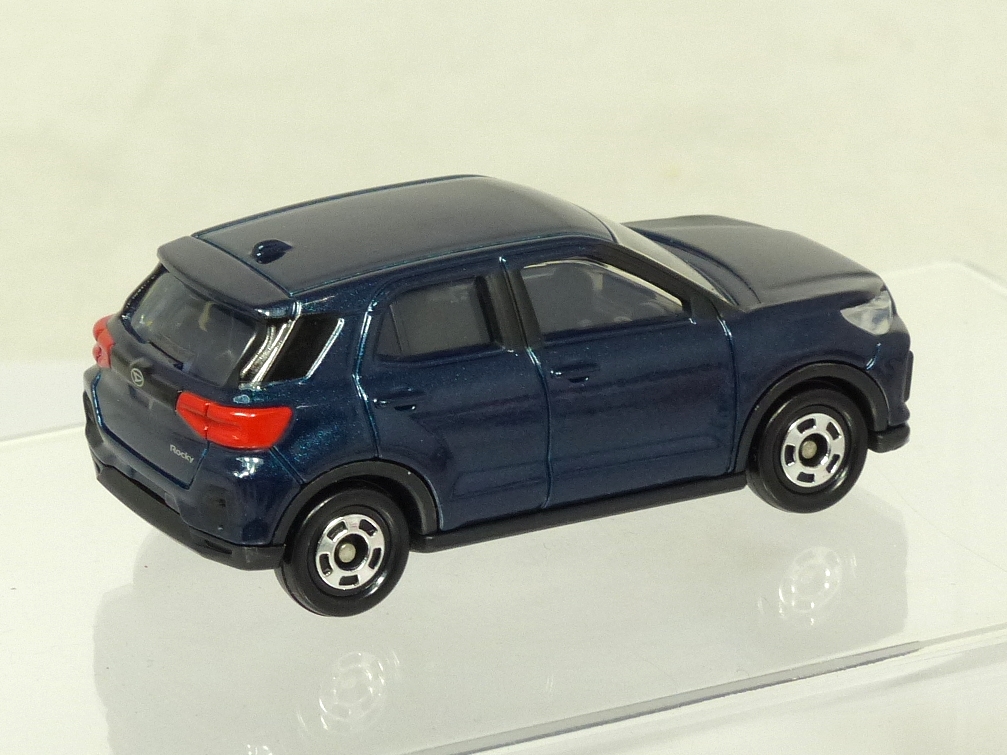 tomica-036-daihatsu-rocky-metallic-blue-2020-2