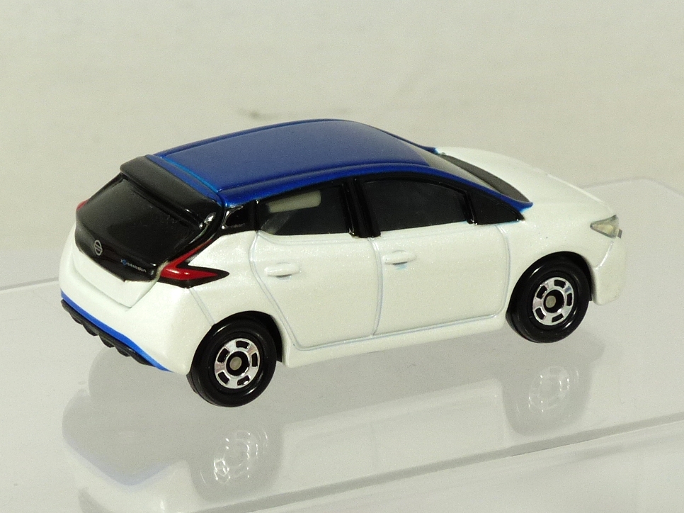 tomica-093-nissan-leaf-pearl-white-2017-sticker-2