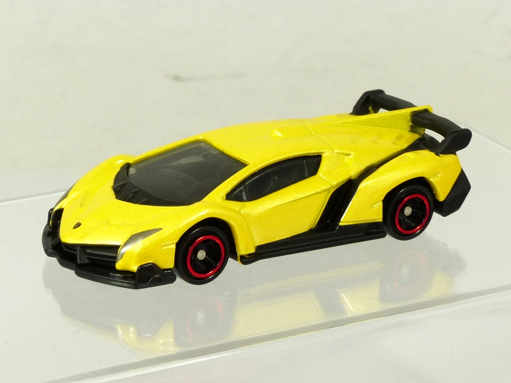 tomica-118-lamborghini-veneno-yellow-1