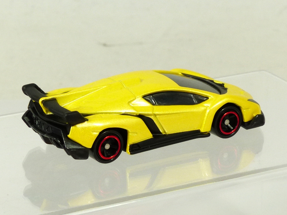 tomica-118-lamborghini-veneno-yellow-2