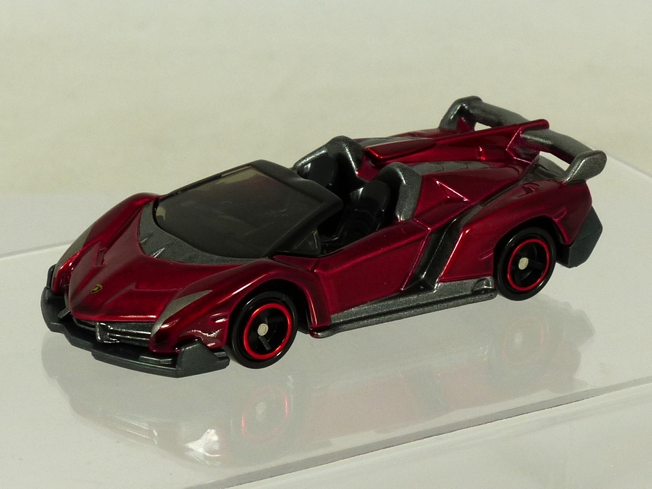 tomica-lottery-lamborghini-veneno-roadster-metallic-red-2