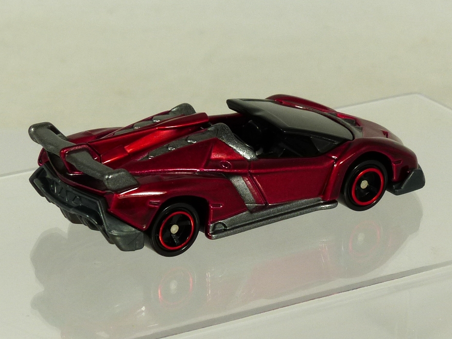 tomica-lottery-lamborghini-veneno-roadster-metallic-red-3